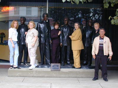 Four-Freshmen-family-statue
